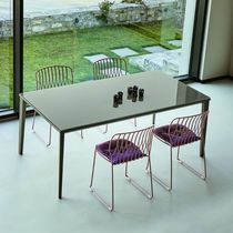 Table contemporaine / en métal laqué / en...