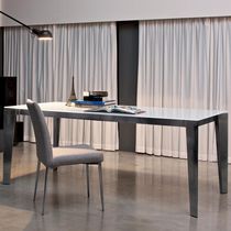 Table contemporaine / en métal laqué / en...