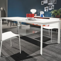 Table contemporaine / en verre / en métal...