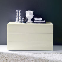 Commode contemporaine / en bois laqué /...