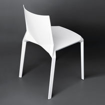 Chaise de jardin contemporaine / empilable...