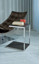 Table d'appoint contemporaine / en métal...