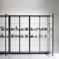 Vitrine contemporaine / en verre / en chêne...