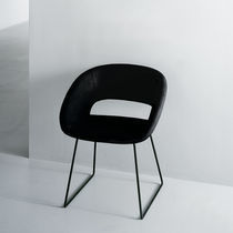 Chaise contemporaine / en tissu / en cuir...