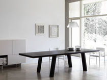 Table contemporaine / en bois massif / en...