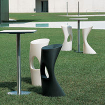 Tabouret de bar design original / en polyéthylène...