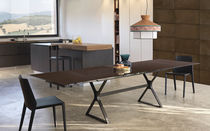 Table contemporaine / en métal peint / avec...