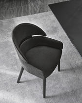 Chaise contemporaine / en cuir / avec piètement...
