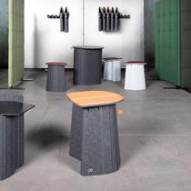 Tabouret contemporain / en cuir / avec piètement...