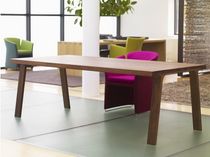 Table contemporaine / en bois / rectangulaire...