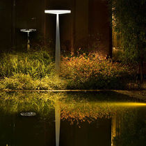Lampe sur pied / en aluminium / en métal...
