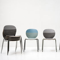 Chaise contemporaine / en bois / empilable