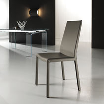 Chaise contemporaine / en cuir / avec piètement...