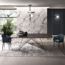Table contemporaine / en bois / avec piètement...