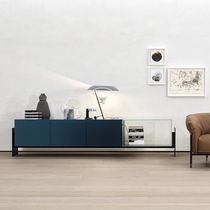 Buffet contemporain / en bois laqué brillant...