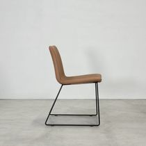 Chaise contemporaine / en cuir / avec piètement...