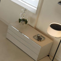 Commode contemporaine / en cuir / tapissée...
