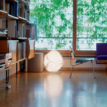 Lampe de sol / contemporaine / en polyester...