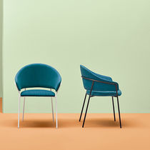 Chaise contemporaine / tapissée / avec accoudoirs...