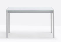 Table contemporaine / en verre / en stratifié...