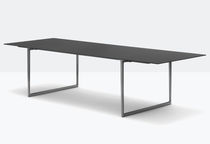Table contemporaine / en bois / avec piètement...