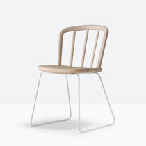 Chaise contemporaine / en frêne / avec piètement...