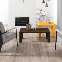 Table basse contemporaine / en bois / carrée