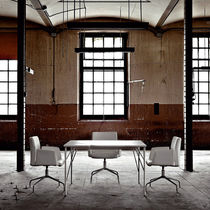 Table contemporaine / en bois / ronde