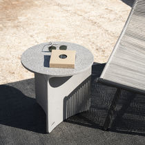 Table d'appoint contemporaine / en béton...