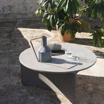 Table basse contemporaine / en béton / avec...
