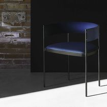 Chaise contemporaine / tapissée / avec accoudoirs...
