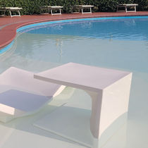 Table d'appoint contemporaine / en polyéthylène...