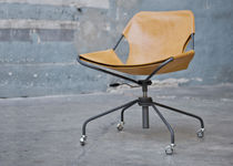 Chaise contemporaine / en cuir / piètement...