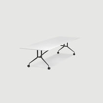 Table moderne / en mélaminé / avec piètement...
