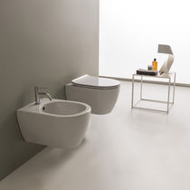 Bidet suspendu / en céramique