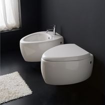 Bidet suspendu / en céramique