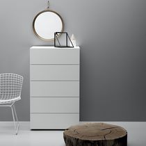Chiffonnier contemporain / en bois laqué...
