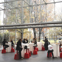 Table mange-debout contemporaine / en polyéthylène...
