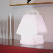 Lampe de table / en polyéthylène / design...