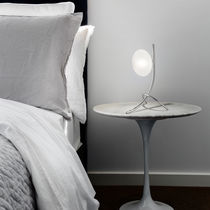 Lampe de table / en métal chromé / en verre...