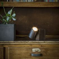 Lampe de table / en aluminium / en bois...