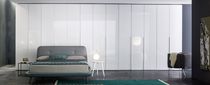 Armoire contemporaine / en verre laqué /...