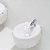 Bidet suspendu / en céramique