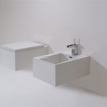 Bidet suspendu / en céramique