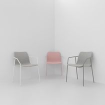 Chaise contemporaine / tapissée / avec accoudoirs...
