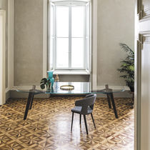 Table contemporaine / en bois massif / en...