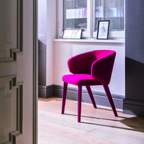 Chaise contemporaine / en tissu / en cuir...