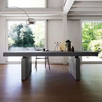 Table contemporaine / en bois laqué / rectangulaire...