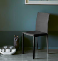 Chaise contemporaine / tapissée / en cuir...
