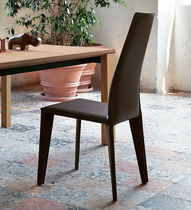 Chaise contemporaine / en cuir / avec piètement...